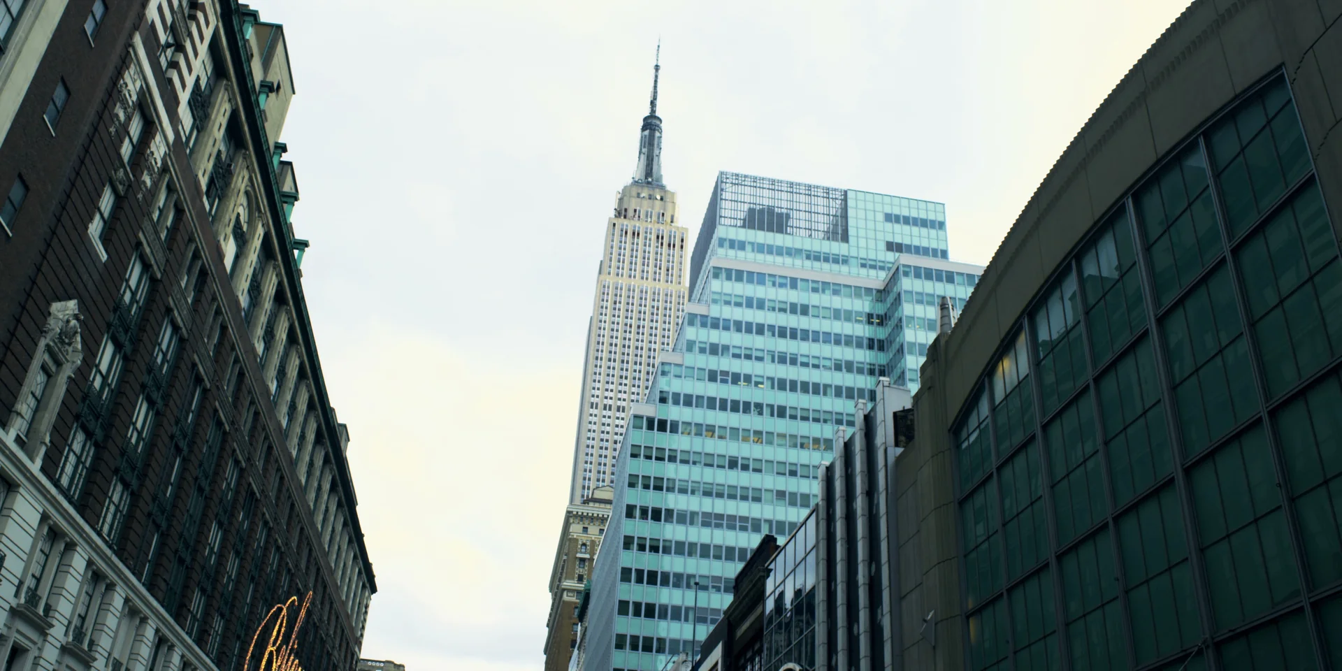 Empire State Building visto entre edifícios de uma rua de Midtown