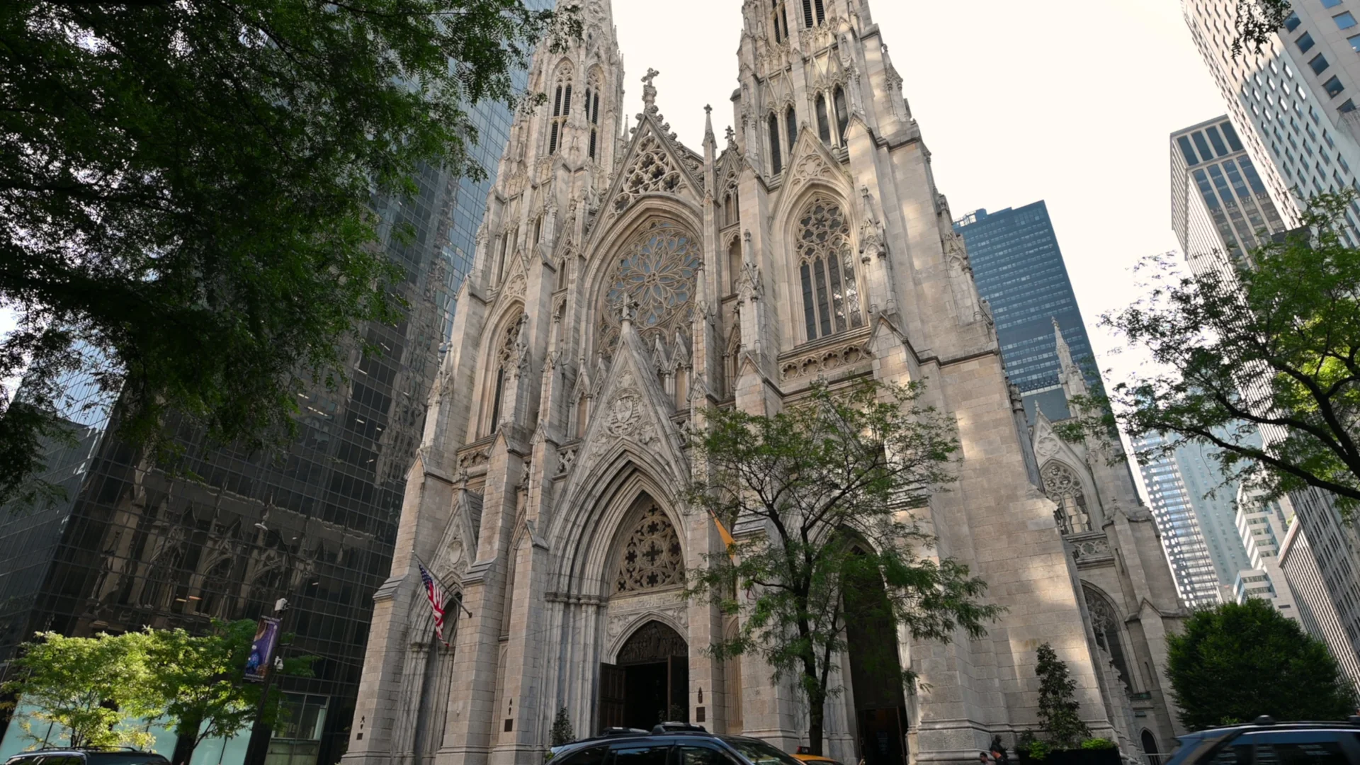 Catedral de São Patrício entre os edifícios de Midtown Manhattan
