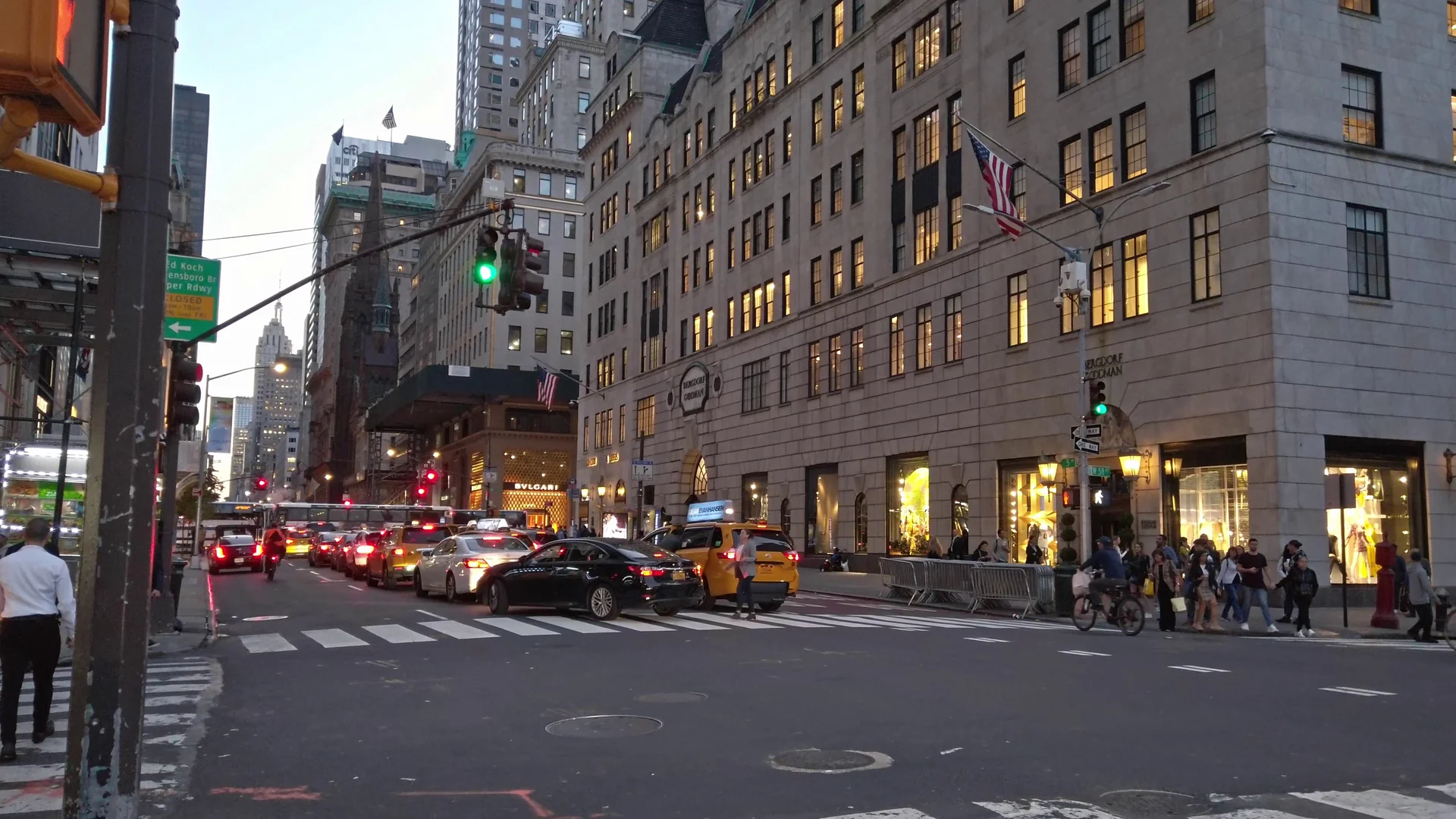 Trânsito e pedestres na Quinta Avenida, em Manhattan