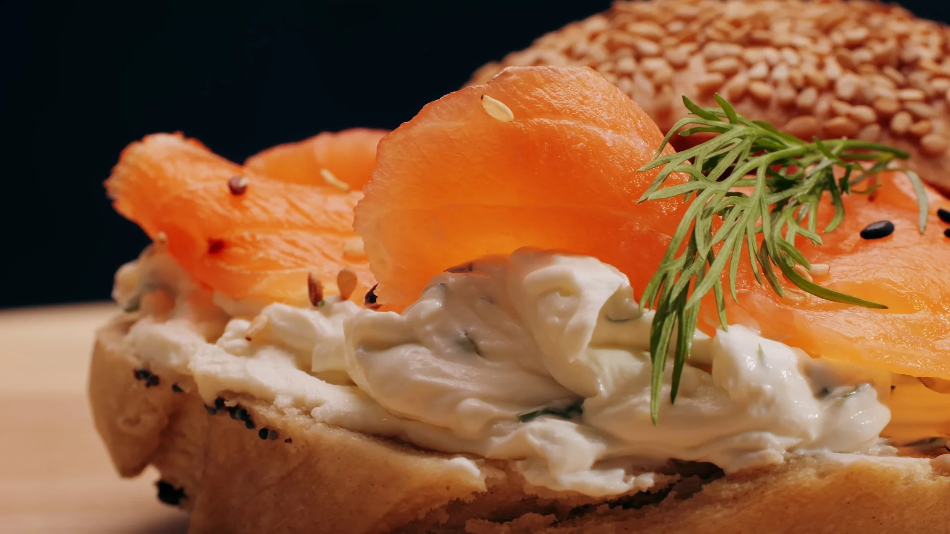 Bagel recheado com salmão defumado e cream cheese