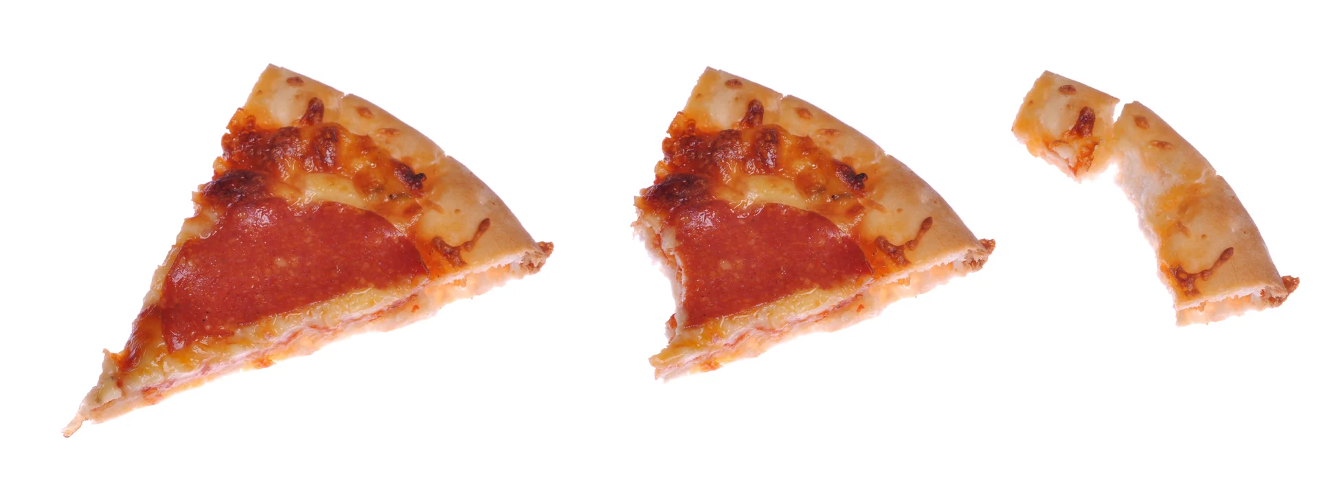 Fatias de pizza com queijo e pepperoni sobre um fundo branco