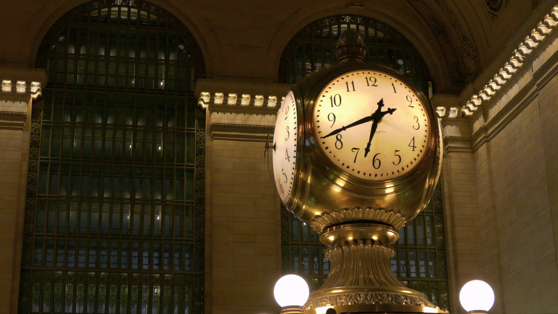 Relógio de quatro faces sobre o balcão de informações do Grand Central Terminal