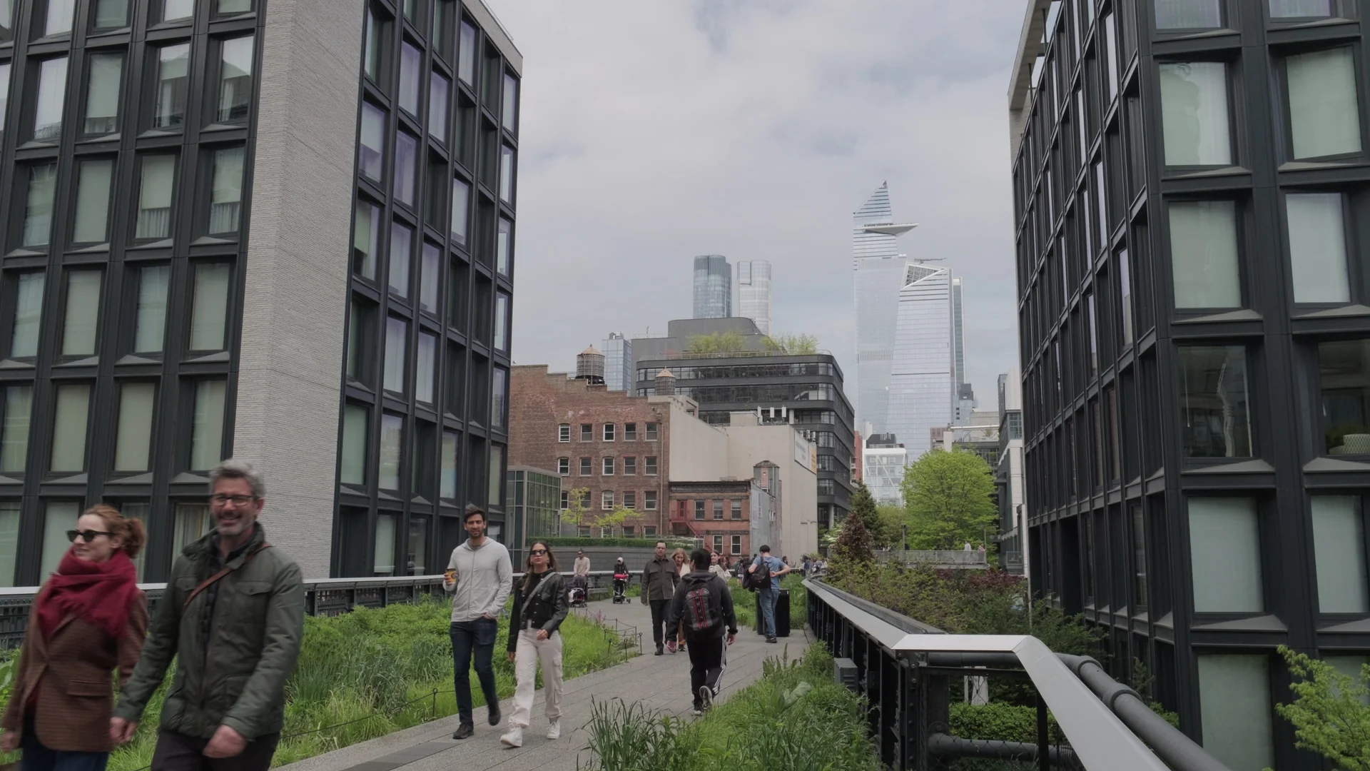 Visitantes no caminho ajardinado do High Line, em Manhattan