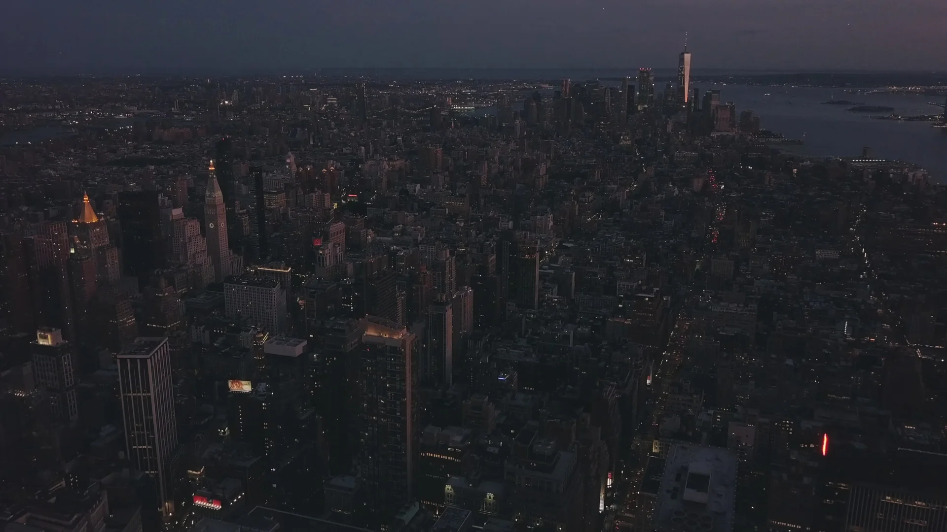 Edifícios de Manhattan iluminados depois de escurecer