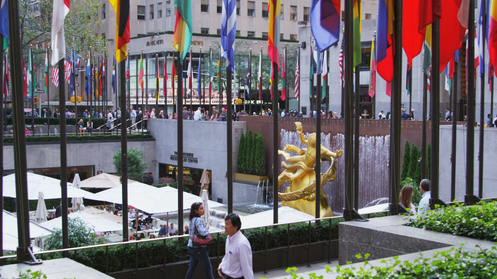 Escultura de Prometeu e bandeiras internacionais no Rockefeller Center