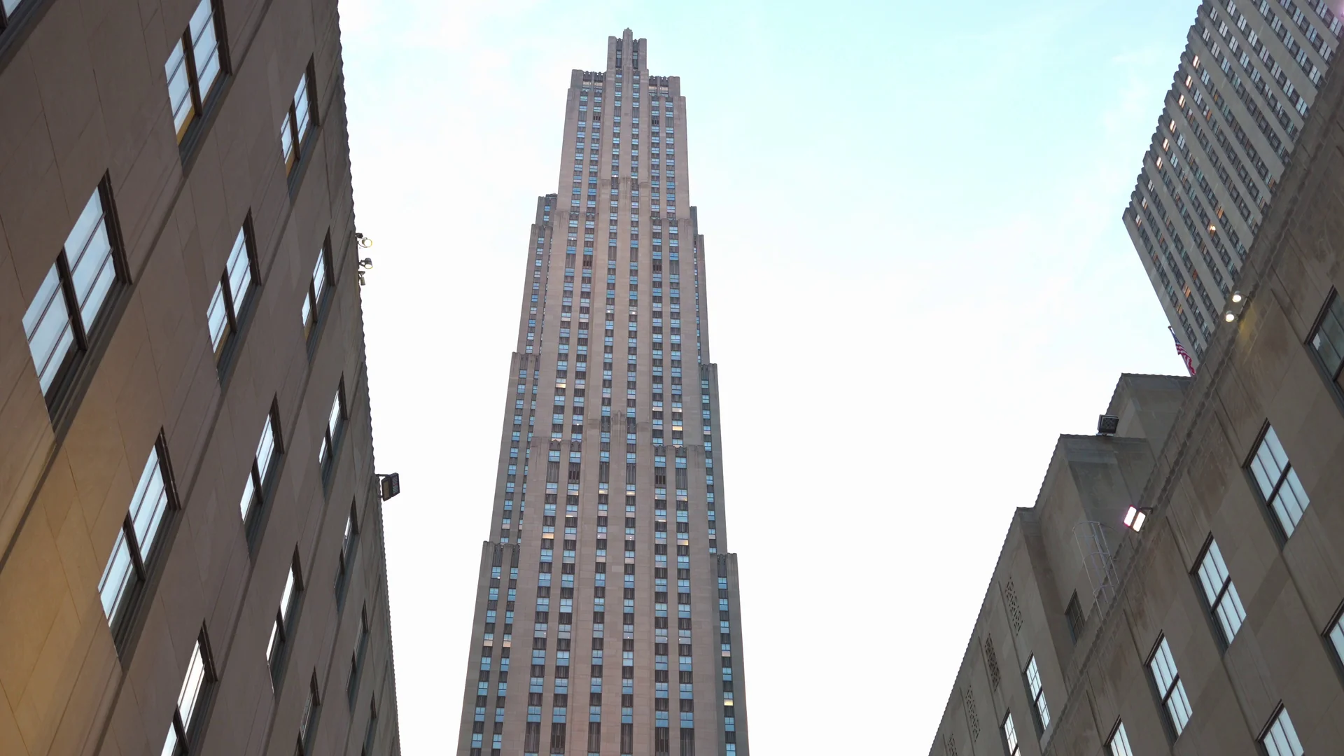 Torre do Rockefeller Center emoldurada por edifícios vizinhos