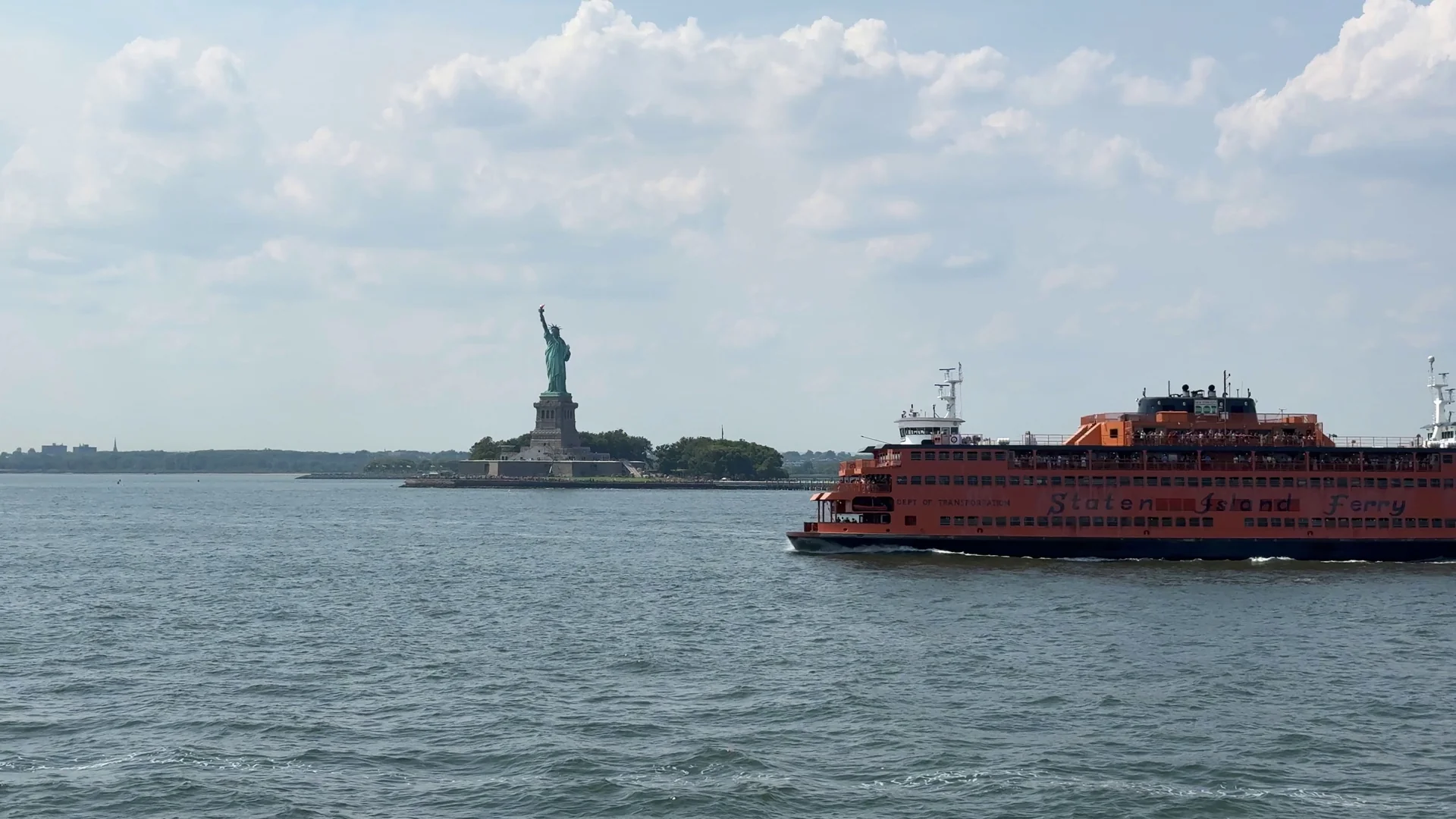 Balsa laranja do Staten Island Ferry atravessando o porto de Nova York