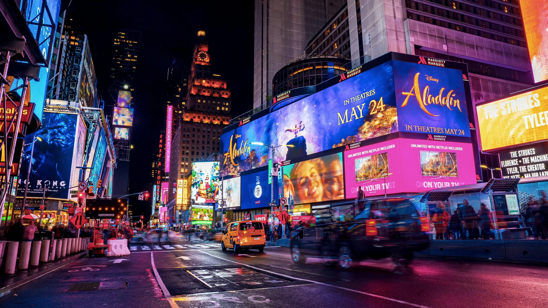 Letreiros luminosos e trânsito na Times Square à noite