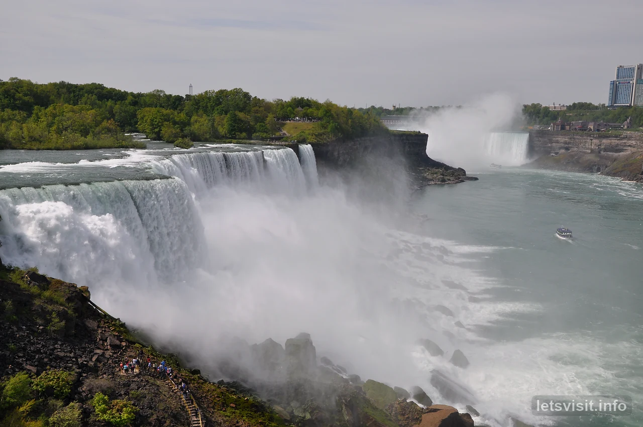 American Falls, Bridal Veil Falls i udaljeni Horseshoe Falls na dnevnom svjetlu