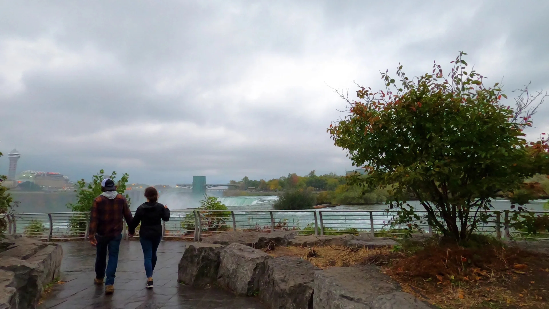 Visitors walking towards the American Falls overlook