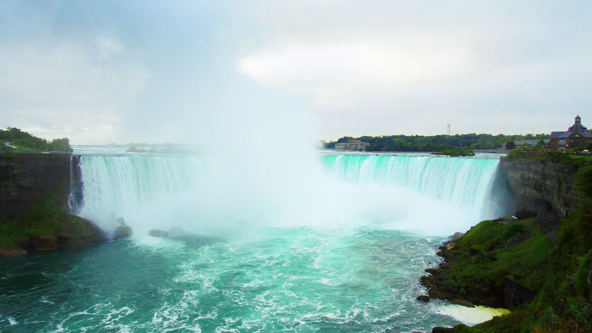 Horseshoe Falls viewed across the Niagara River