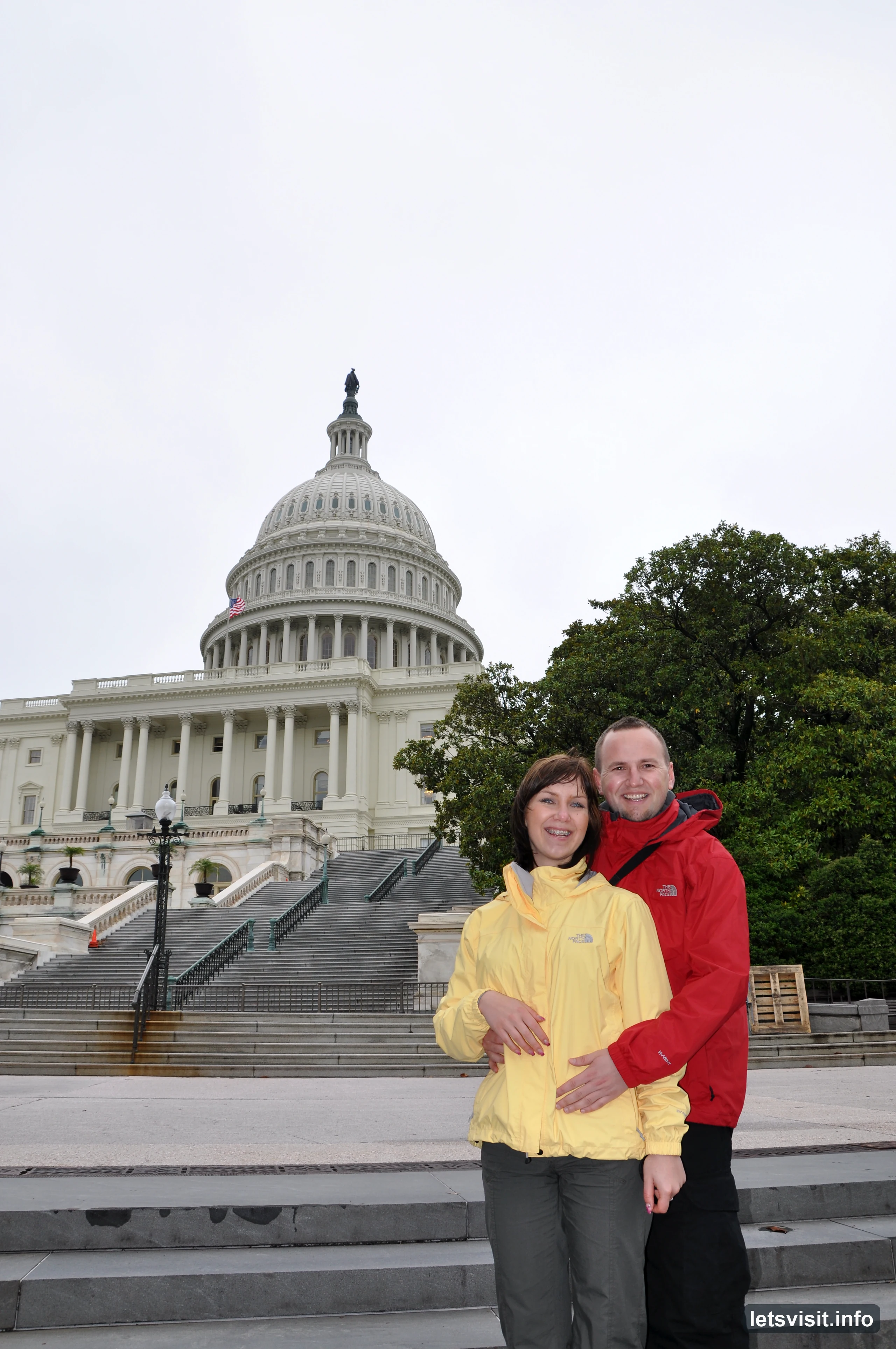 Two travellers in front of the United States Capitol dome and steps